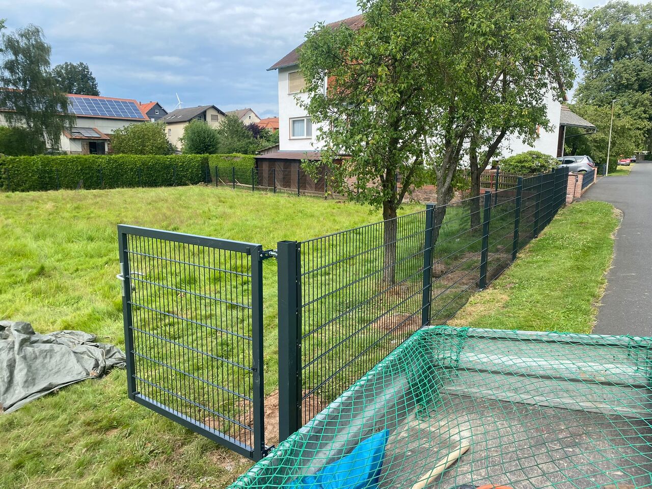 Doppelstabmattenzaun als Grundstückseinfriedung in Sinn (Lahn-Dill-Kreis) – ENALIS Gartenbau