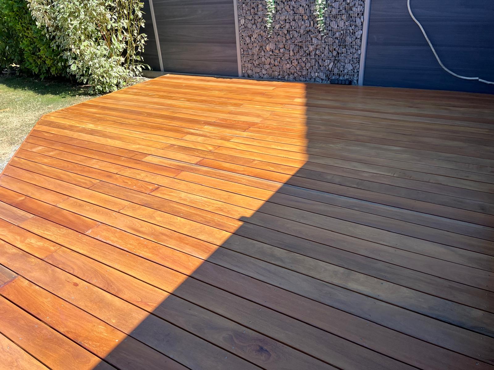 Phase 5 – Frisch geölte Hartholz-Dielen der neuen Terrasse im Sonnenlicht – ENALIS Gartenbau
