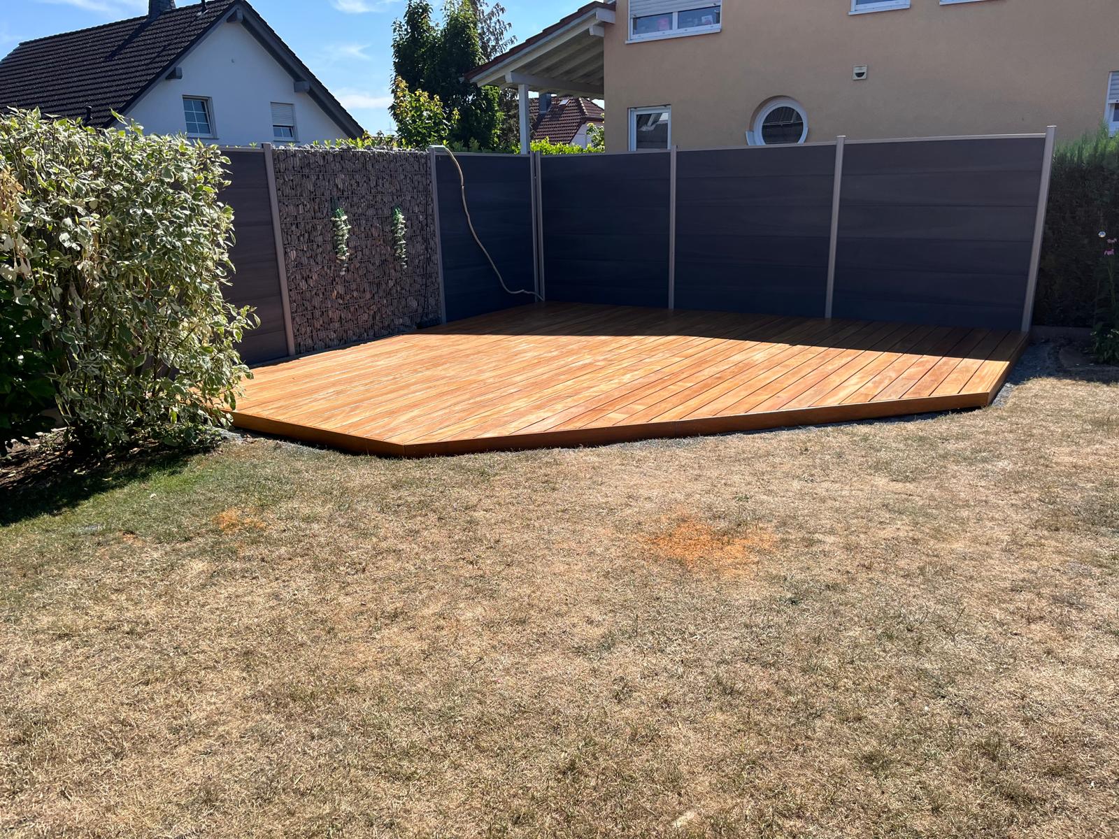 Phase 4 – Fertig verlegte Hartholz-Terrasse zwischen Rasen und Sichtschutz – ENALIS Gartenbau