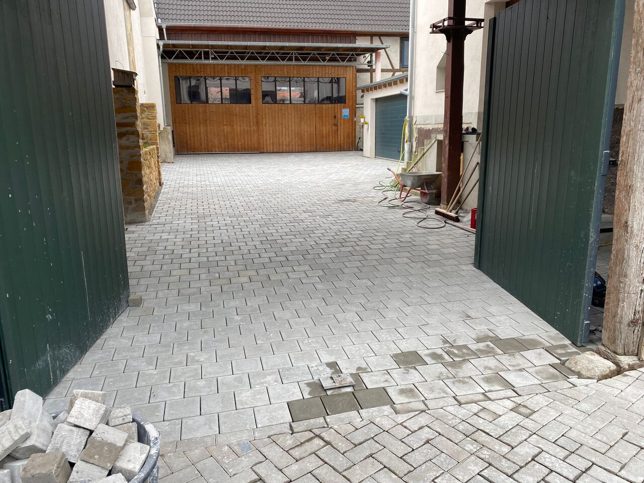Gepflasterte Hofeinfahrt mit Betonsteinpflaster in Sinn (Lahn-Dill-Kreis) – ENALIS Gartenbau