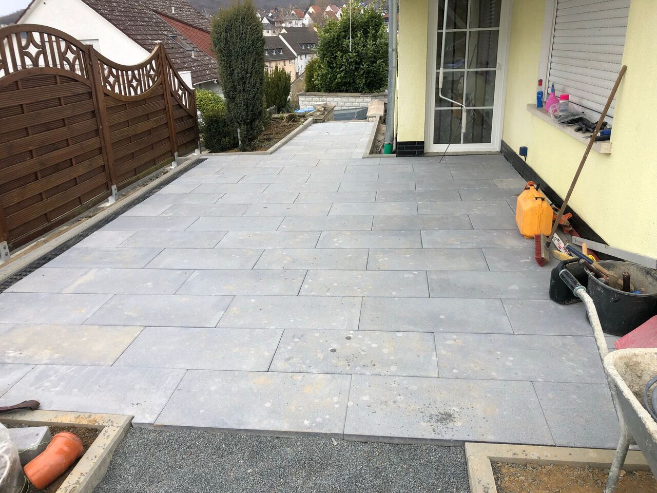 Terrassenbau mit Natursteinplatten in Sinn (Lahn-Dill-Kreis) – ENALIS Gartenbau