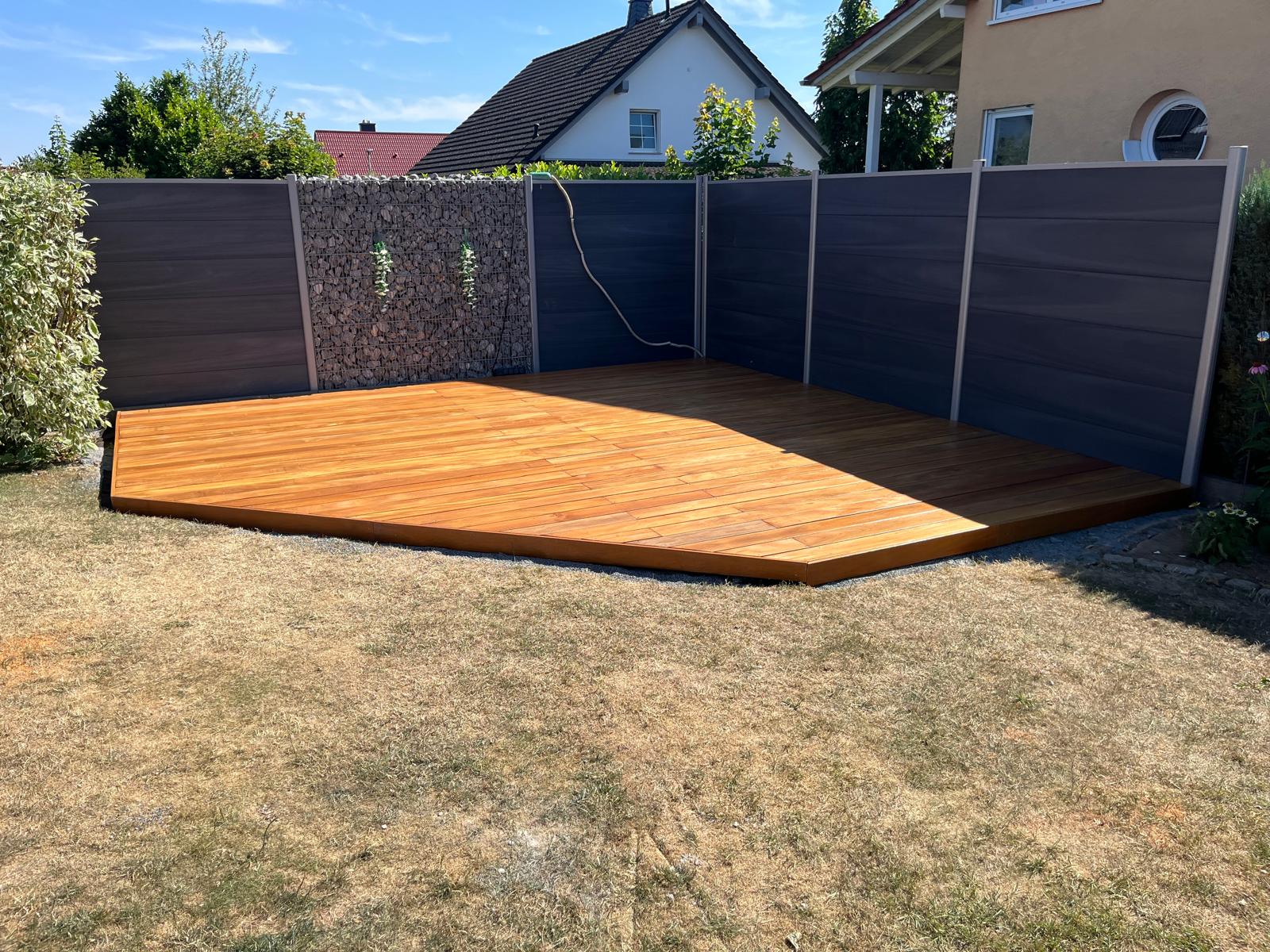 Fertige Hartholz-Terrasse mit Sichtschutz in Sinn (Lahn-Dill-Kreis) – ENALIS Gartenbau